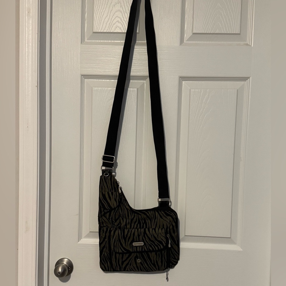 Baggallini Womens Olive Animal Print CROSSBODY Purse Buckle Zip Pockets SATCHEL